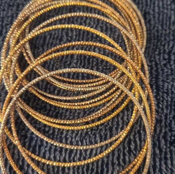 Costume bracelets and rings - Picture 8 of 9